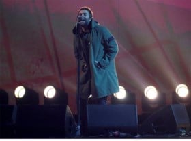 Een sportwagen die live wordt kapotgeslagen, Ed Sheeran met lege handen, een koude douche en veel witte rozen: dit waren de Brit Awards