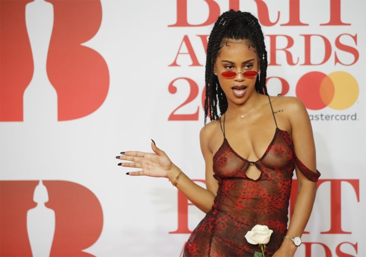 Een sportwagen die live wordt kapotgeslagen, Ed Sheeran met lege handen, een koude douche en veel witte rozen: dit waren de Brit Awards