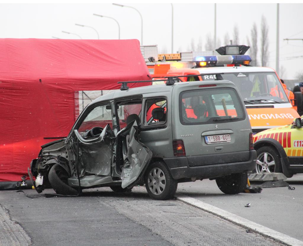 Bestuurder overlijdt nadat auto tegen aanhangwagen van ...