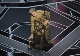 De beste speech op de Oscars: “Alle vrouwen inde zaal, sta samen met mij recht!
