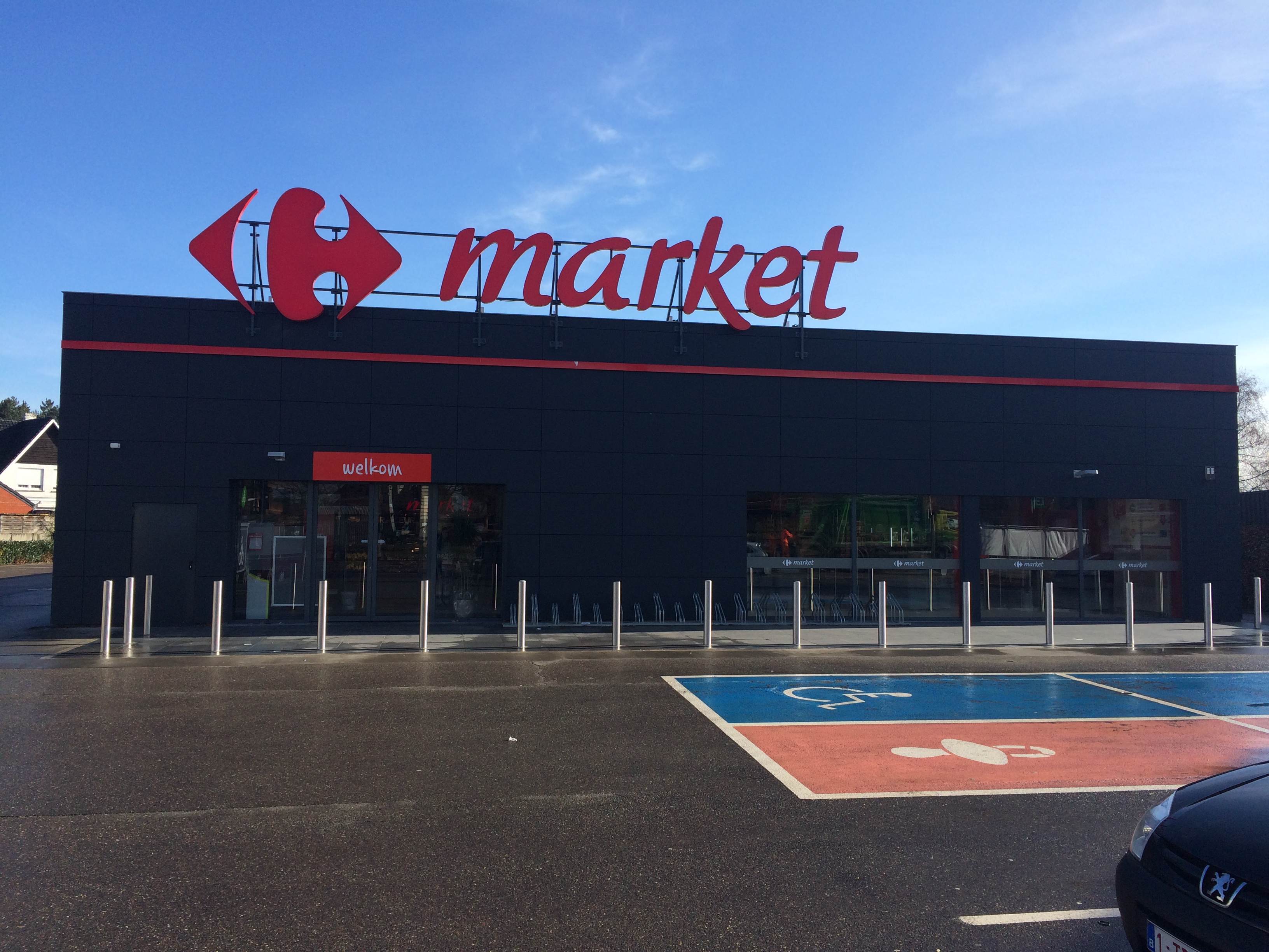 Dieven maken sigaretten buit bij Carrefour Market (Lille) | Het Nieuwsblad