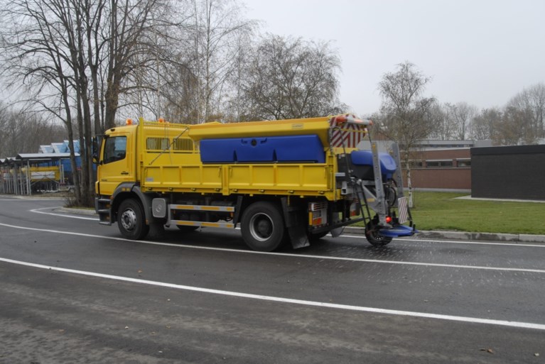 Drukke avondspits nog niet voorbij: wegen nog steeds spekglad, gestrande reizigers door meer dan 130 geschrapte vluchten