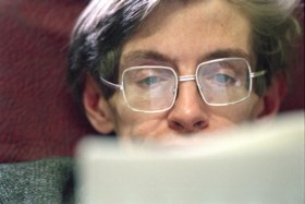 Hoe hij ontdekte dat hij ziek was en hoe hij zijn stem verloor: 10 dingen die je nog niet wist over Stephen Hawking