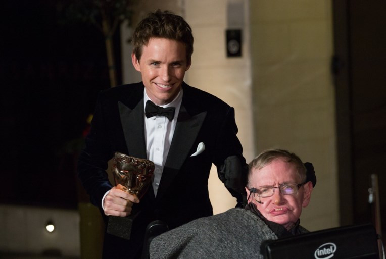Hoe hij ontdekte dat hij ziek was en hoe hij zijn stem verloor: 10 dingen die je nog niet wist over Stephen Hawking