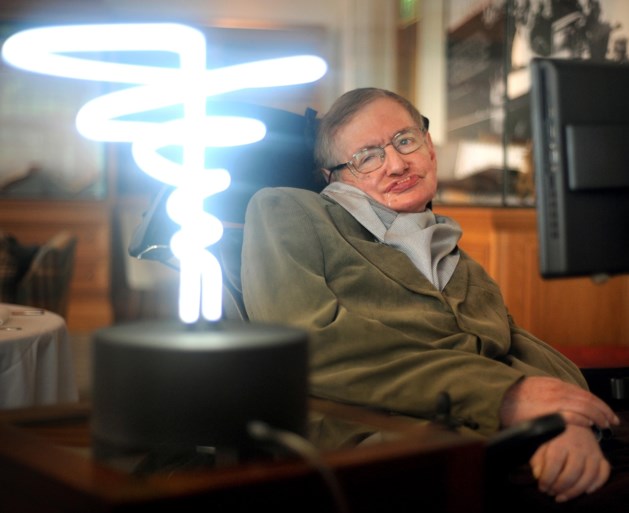Hoe hij ontdekte dat hij ziek was en hoe hij zijn stem verloor: 10 dingen die je nog niet wist over Stephen Hawking
