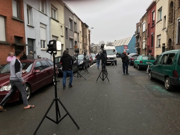 Aanslag met spijkerbommen in Deurne: veel schade aan huizen en 15 auto’s