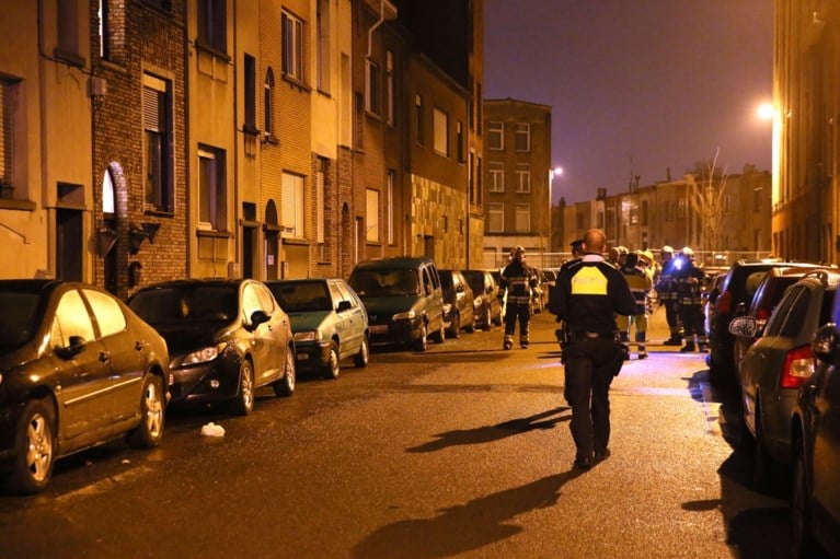 Aanslag met spijkerbommen in Deurne: veel schade aan huizen en 15 auto’s