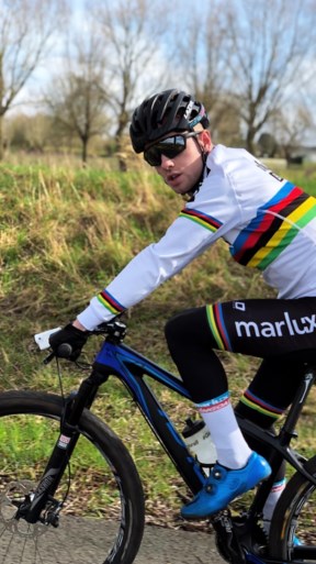 Koers op sociale media: Van der Poel op de motor, Puck op de crossfiets en Van Aert inspireert Van Hooydonck