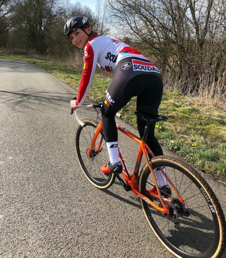 Koers op sociale media: Van der Poel op de motor, Puck op de crossfiets en Van Aert inspireert Van Hooydonck