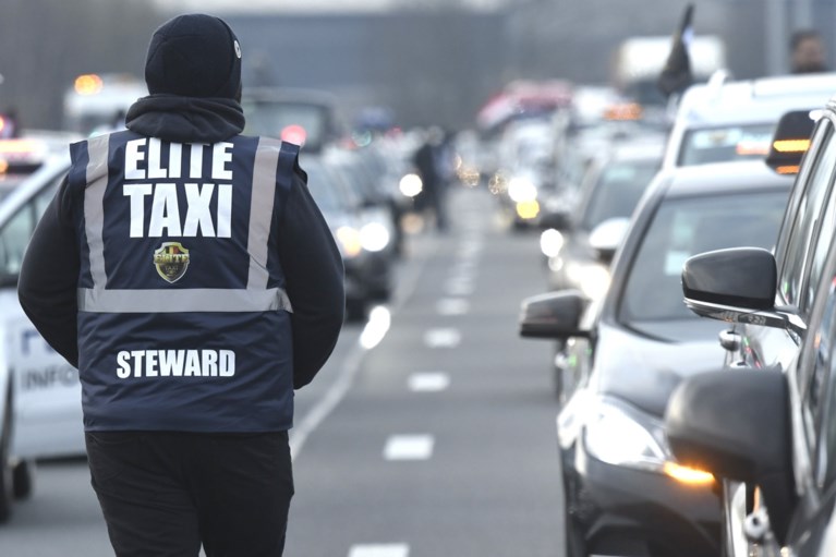 Protestactie van taxichauffeurs veroorzaakt grote hinder: uren aanschuiven op de ring, politie treedt voorlopig niet op