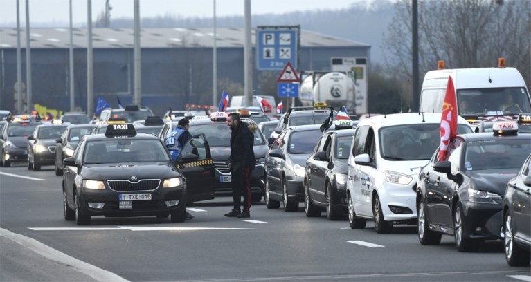 Protestactie van taxichauffeurs veroorzaakt grote hinder: uren aanschuiven op de ring, politie treedt voorlopig niet op