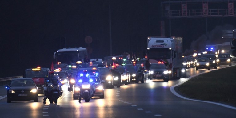 Protestactie van taxichauffeurs veroorzaakt grote hinder: uren aanschuiven op de ring, politie treedt voorlopig niet op