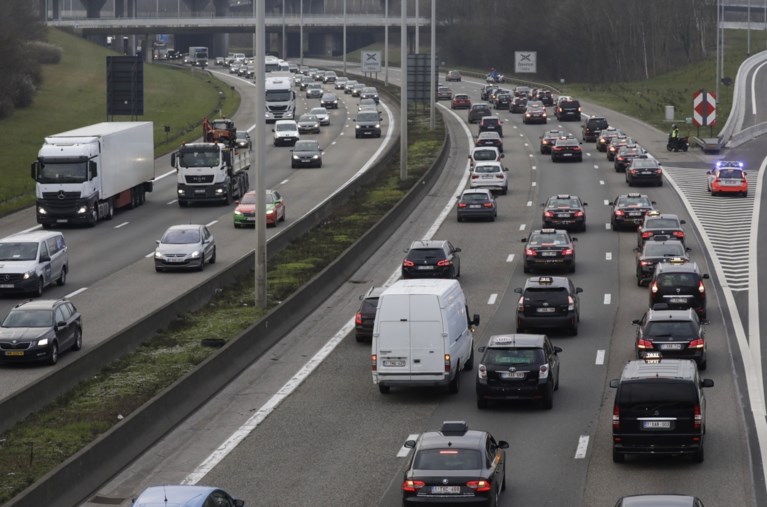 Protestactie van taxichauffeurs veroorzaakt grote hinder: uren aanschuiven op de ring, politie treedt voorlopig niet op