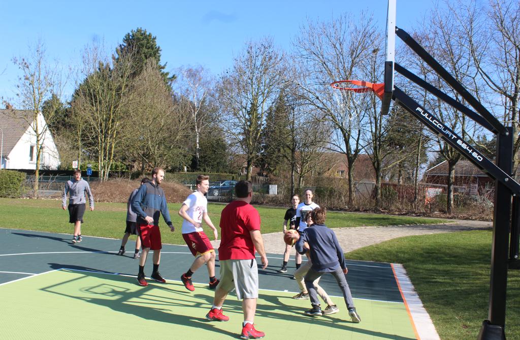 Buiten basketballen kan op hip terrein aan sporthal | Het