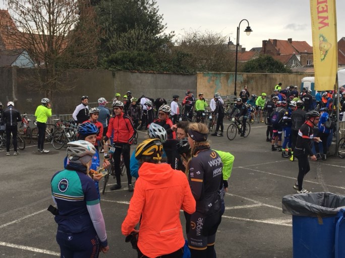 De wielertoeristen zijn er vroeg bij voor hun Ronde van Vlaanderen