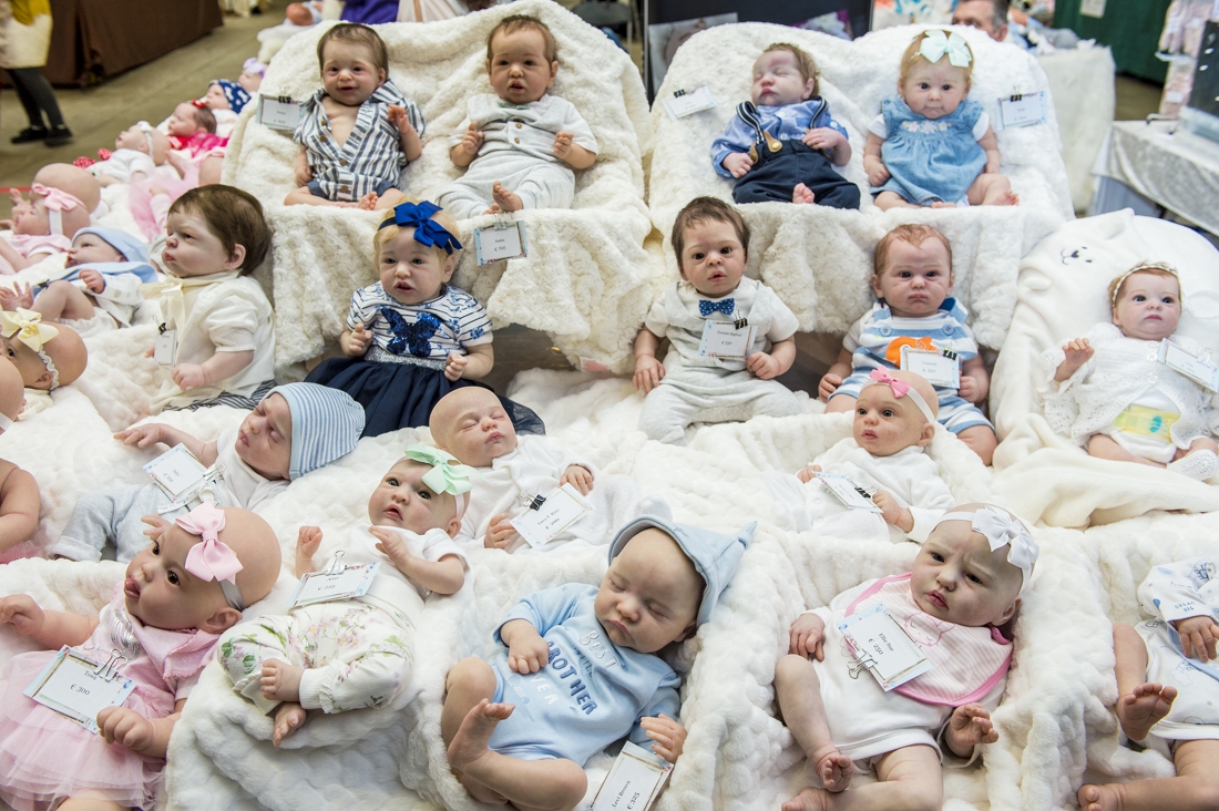 Groene achtergrond als Ontstaan Ze lijken op echte baby's, maar zijn het niet: welkom op de beurs voor  hyperrealistische poppen | Het Nieuwsblad Mobile