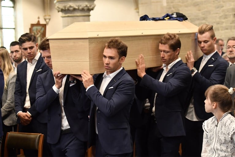 Wielerwereld neemt massaal afscheid van Michael Goolaerts (23): “Je reed van de Hel van het Noorden naar de hemel”