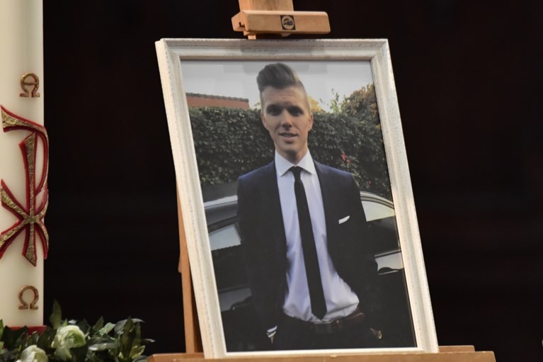 Wielerwereld neemt massaal afscheid van Michael Goolaerts (23): “Je reed van de Hel van het Noorden naar de hemel”