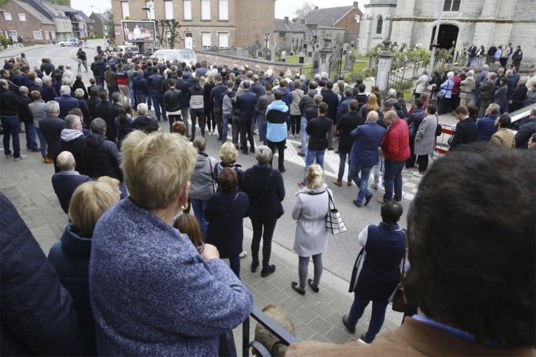 Wielerwereld neemt massaal afscheid van Michael Goolaerts (23): “Je reed van de Hel van het Noorden naar de hemel”