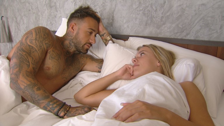 En dan gooit Deborah de ring van Tim in het vuur: over en uit in ‘Temptation Island’