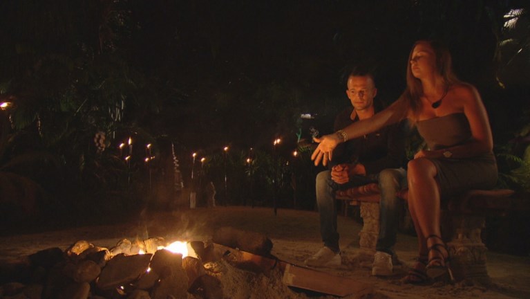 En dan gooit Deborah de ring van Tim in het vuur: over en uit in ‘Temptation Island’