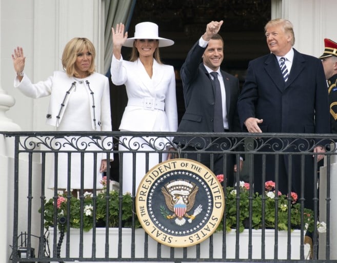 Franse first lady bezorgd om Melania Trump: “Ze zit gevangen, ze mag niet eens buiten”