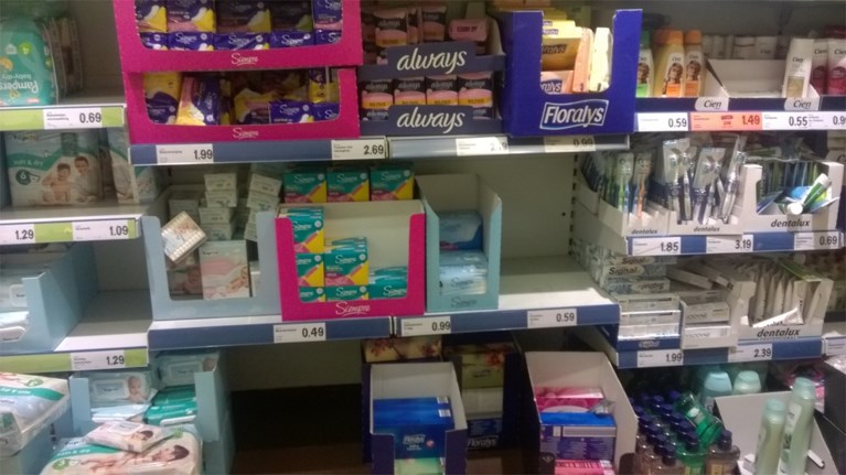 Wij gingen een kijkje nemen in een Lidl die wél open is, en waren er bijna alleen