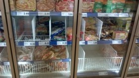 Wij gingen een kijkje nemen in een Lidl die wél open is, en waren er bijna alleen