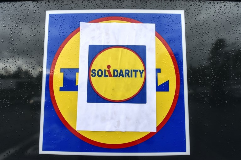 Vrachtwagenchauffeur en vakbondsleden raken slaags aan Lidl-distributiecentrum in Genk