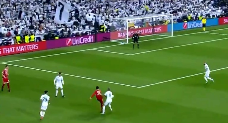Wat een monumentale blunder: Bayern-doelman geeft doelpunt (en kwalificatie) zomaar cadeau aan Real