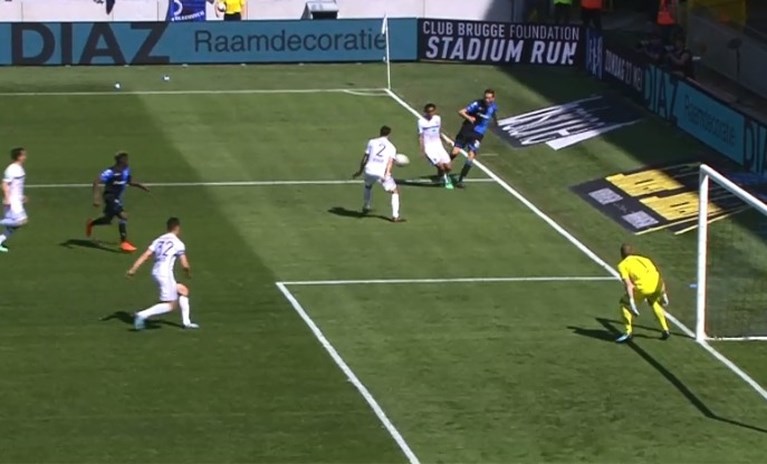 Gelukkig werkte de VAR: penalty Club Brugge terecht geannuleerd door Visser na ingrijpen van videoref