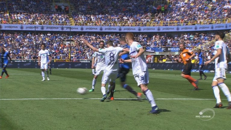 Gelukkig werkte de VAR: penalty Club Brugge terecht geannuleerd door Visser na ingrijpen van videoref