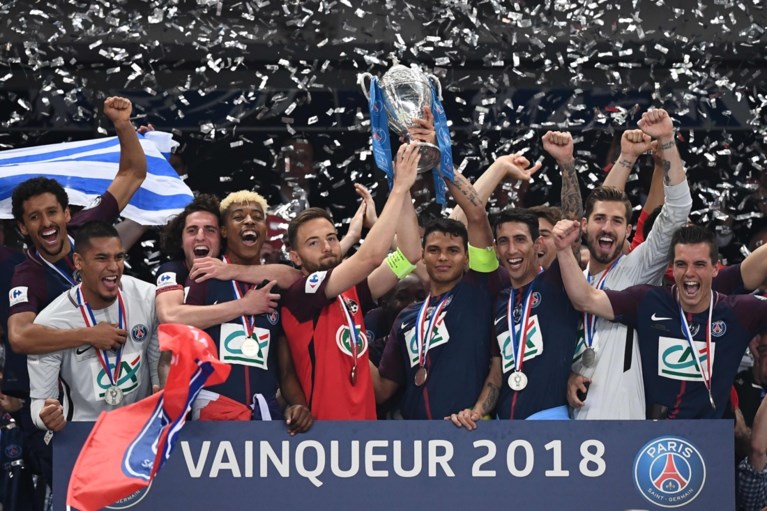 Mooi gebaar: Parijse wereldsterren vormen erehaag voor Franse derdeklasser