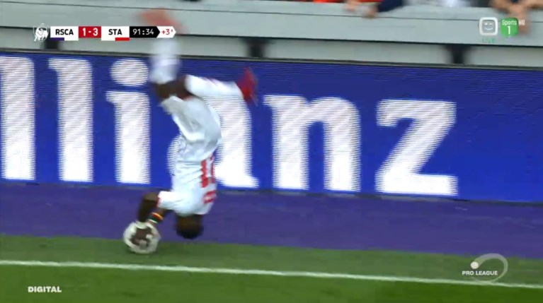 Ongezien: Standard-speler provoceert Anderlecht met acrobatische inworp