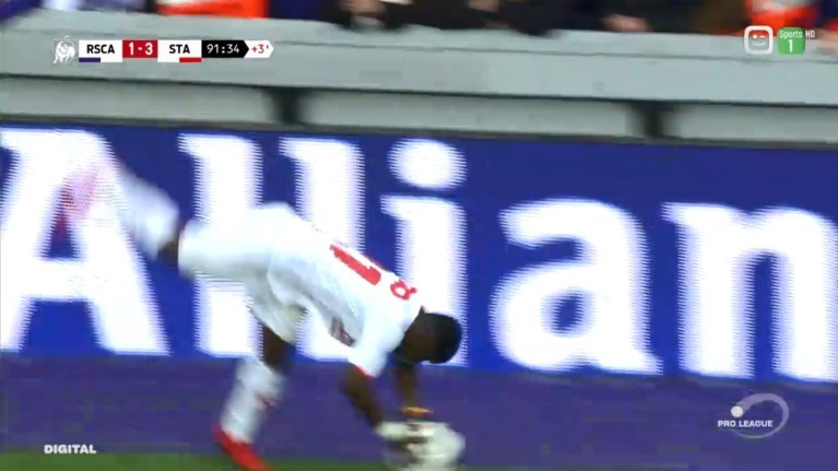 Ongezien: Standard-speler provoceert Anderlecht met acrobatische inworp