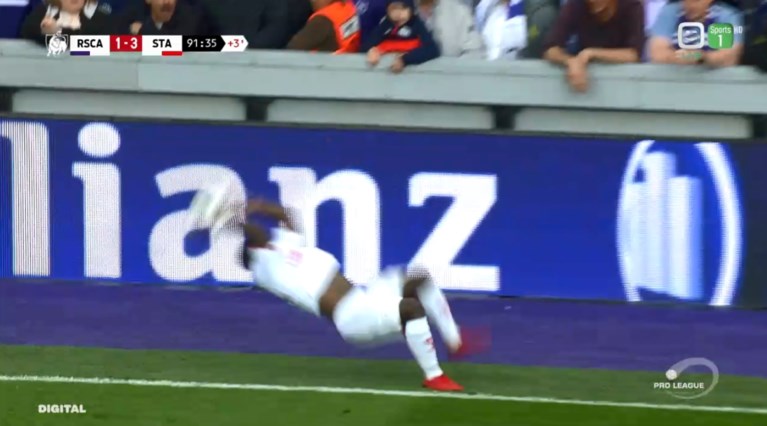 Ongezien: Standard-speler provoceert Anderlecht met acrobatische inworp