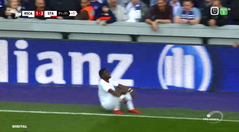Ongezien: Standard-speler provoceert Anderlecht met acrobatische inworp