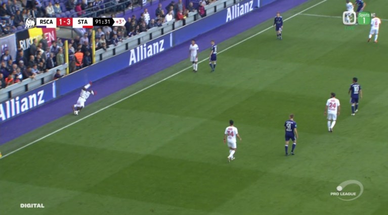 Ongezien: Standard-speler provoceert Anderlecht met acrobatische inworp