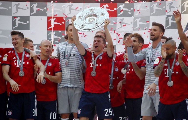 Bayern München wordt op eigen titelfeest in verlegenheid gebracht (maar toch vloeit het bier rijkelijk)