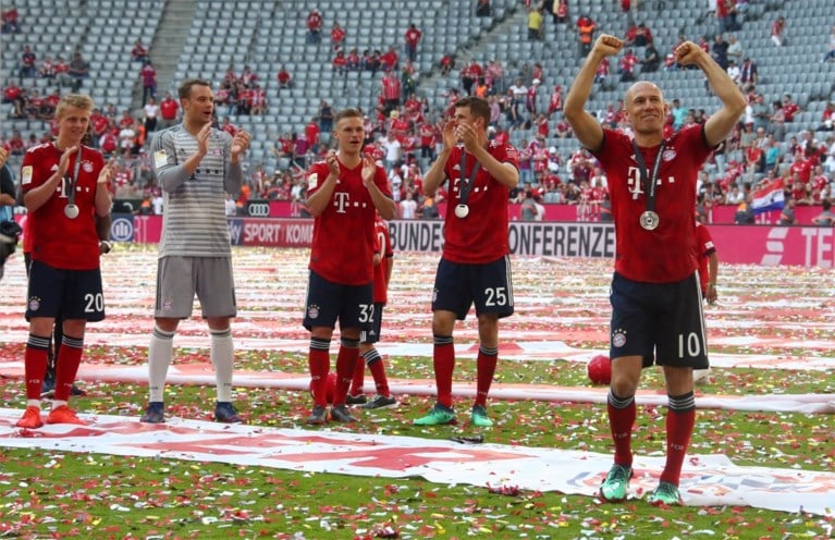Bayern München wordt op eigen titelfeest in verlegenheid gebracht (maar toch vloeit het bier rijkelijk)