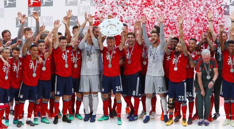 Bayern München wordt op eigen titelfeest in verlegenheid gebracht (maar toch vloeit het bier rijkelijk)