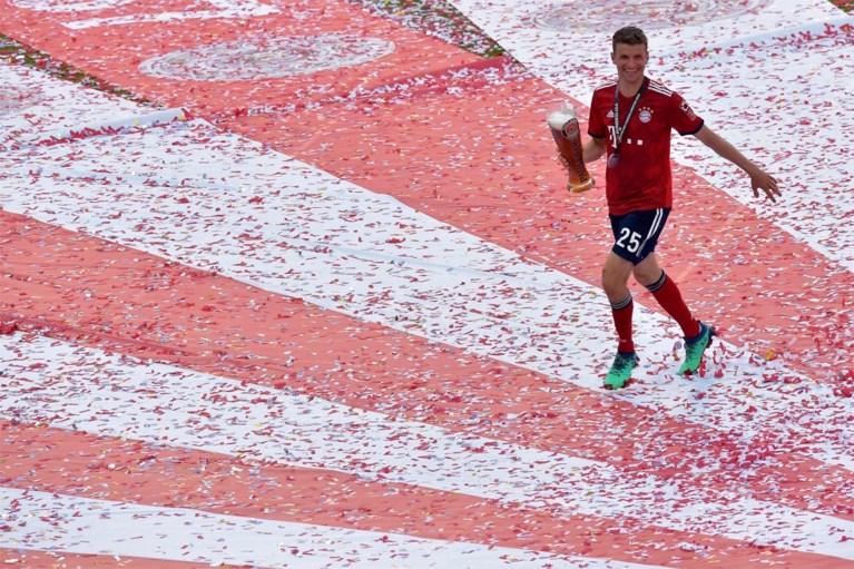 Bayern München wordt op eigen titelfeest in verlegenheid gebracht (maar toch vloeit het bier rijkelijk)