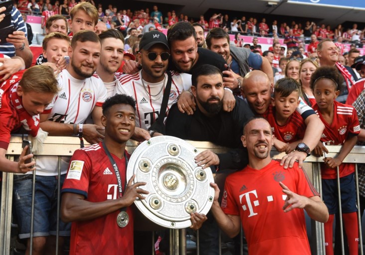 Bayern München wordt op eigen titelfeest in verlegenheid gebracht (maar toch vloeit het bier rijkelijk)
