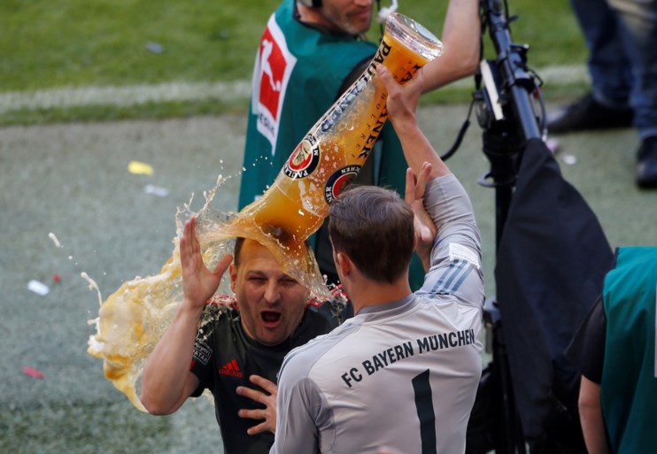 Bayern München wordt op eigen titelfeest in verlegenheid gebracht (maar toch vloeit het bier rijkelijk)