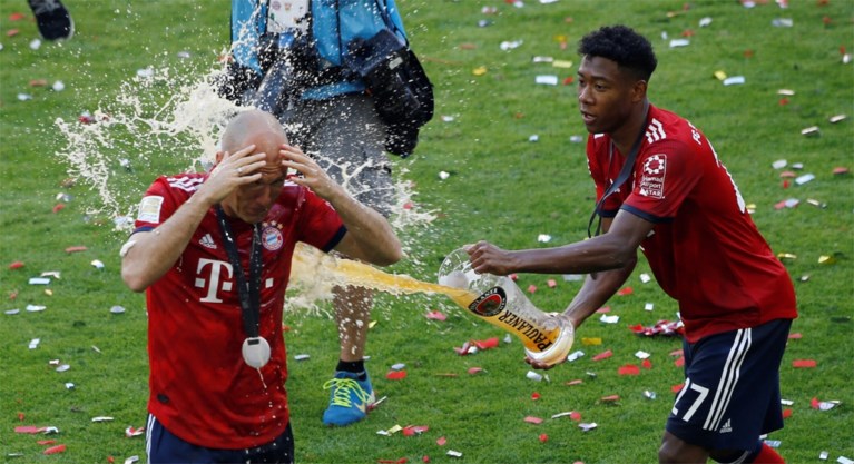 Bayern München wordt op eigen titelfeest in verlegenheid gebracht (maar toch vloeit het bier rijkelijk)