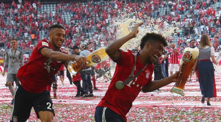 Bayern München wordt op eigen titelfeest in verlegenheid gebracht (maar toch vloeit het bier rijkelijk)