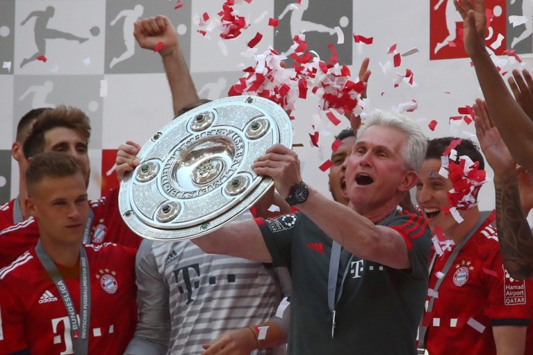 Bayern München wordt op eigen titelfeest in verlegenheid gebracht (maar toch vloeit het bier rijkelijk)
