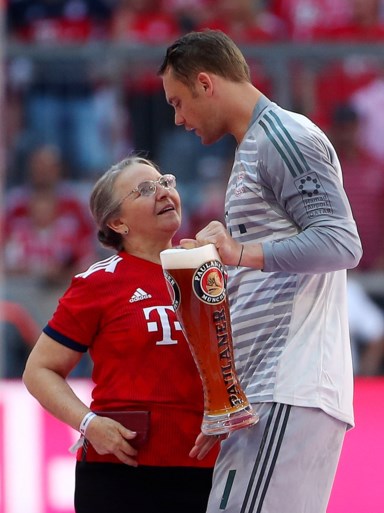 Bayern München wordt op eigen titelfeest in verlegenheid gebracht (maar toch vloeit het bier rijkelijk)