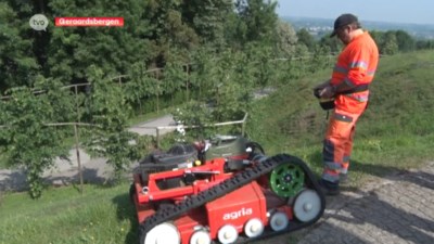 Versnipperd herhaling Mexico VIDEO. Robot op afstandsbediening rijdt gras af op Oudenberg  (Geraardsbergen) | Het Nieuwsblad Mobile