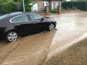 Centrum Sint-Lievens-Houtem getroffen door modderstroom na hevige regen, schade op klaarlichte dag nog duidelijker